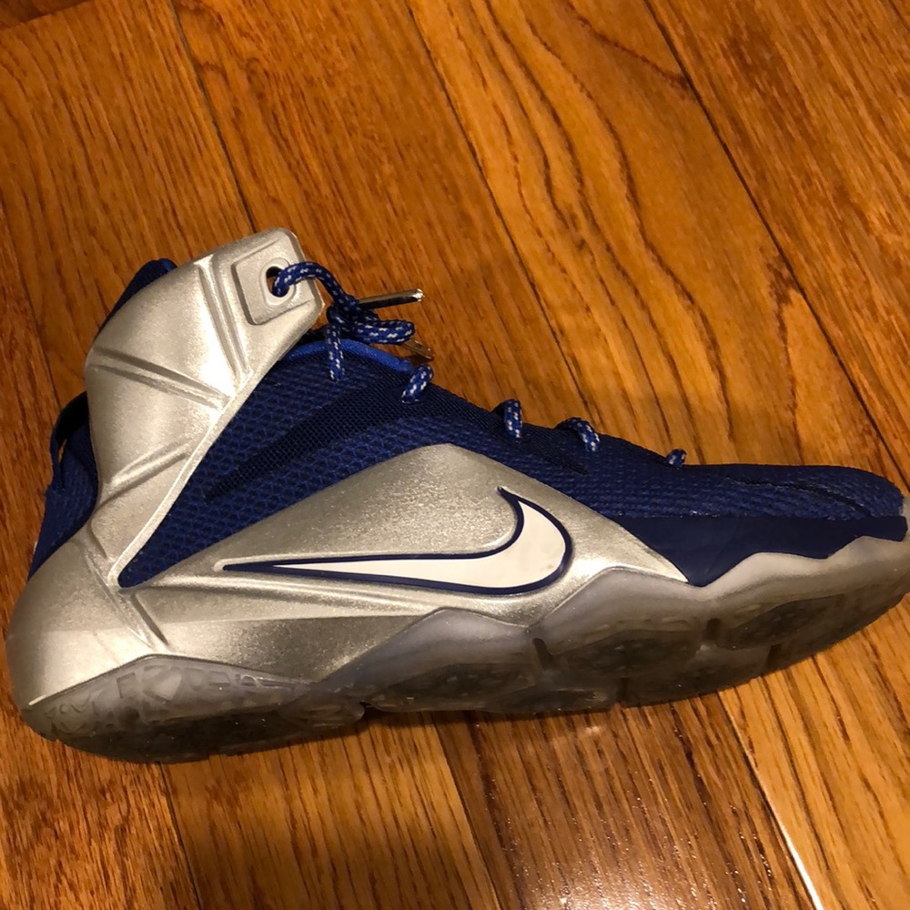 Kids LeBron James basketball sneakers - Picture 6 of 7